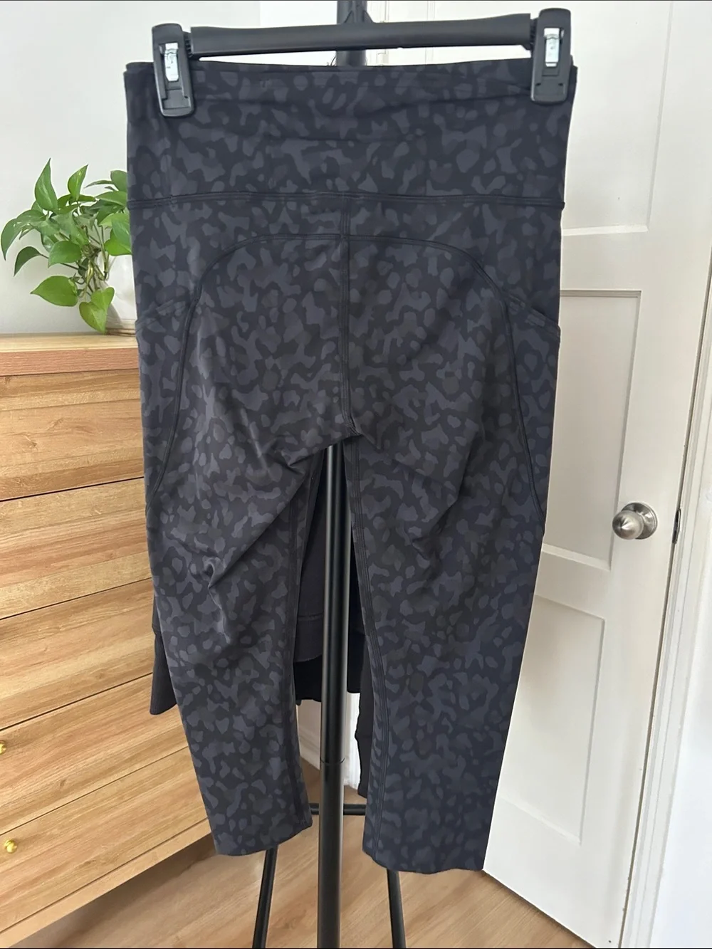 Lululemon Cropped Leggings. Size 6. Clean. Like new.